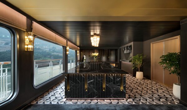 APT Guided Tours & River Cruises Yangzi Explorer Amber Restaurant 2 ©Hubei Orient Royal Cruise Co..jpg